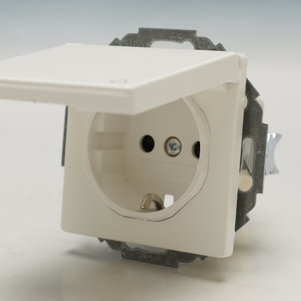 Berker Q.1 stopcontact met randaarde, klapdeksel en kinderbeveiliging 45° enkel polarwit (47446089) afbeelding 2