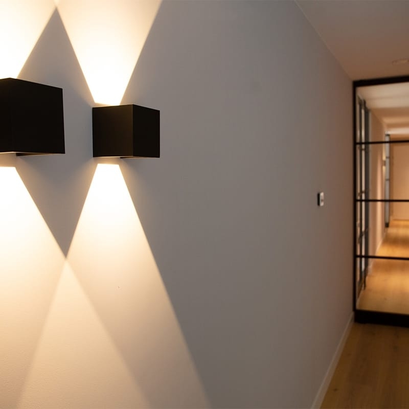 Wandarmatuur CUBE 10x10x10 grijs RAL 7016 Up en Down 6W 2700K 220 lumen kubus vorm dimbaar