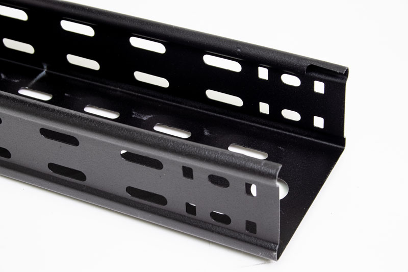 Kabelgoot structuur zwart metaal 100mm breed 60mm hoog RAL9005  2 meter geperforeerd (prijs per lengte)