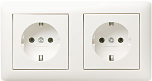 Gira dubbel stopcontact met randaarde en kinderbeveiliging zuiverwit glanzend (478603)